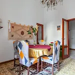 Guesthost - Roomy House With Private Courtyard! דירה