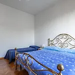 Guesthost - Roomy House With Private Courtyard!