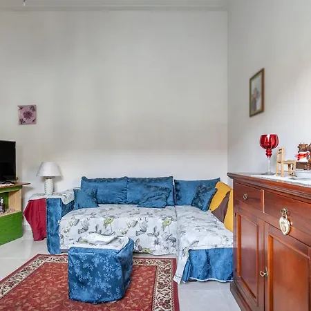 Guesthost - Roomy House With Private Courtyard! *