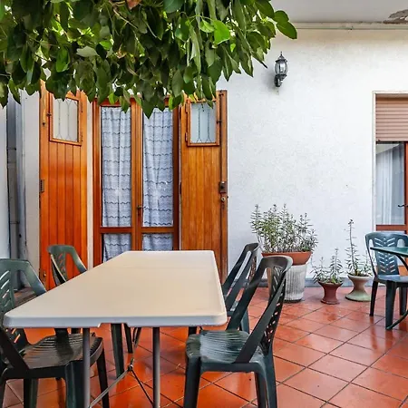 דירה Guesthost - Roomy House With Private Courtyard!