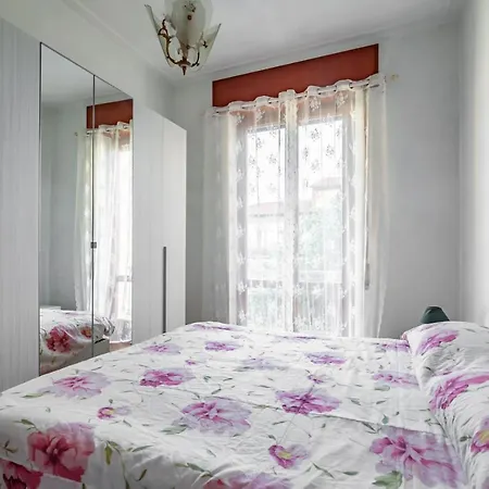 Guesthost - Roomy House With Private Courtyard! דירה