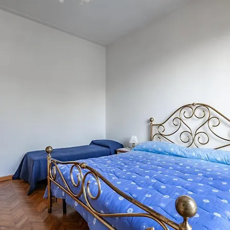 Guesthost - Roomy House With Private Courtyard!