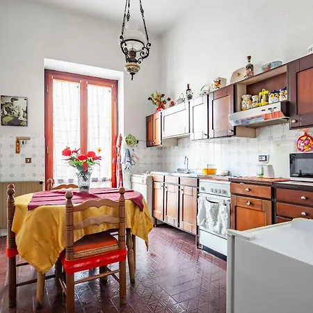 Roomy House With Private Courtyard! Appartamento *