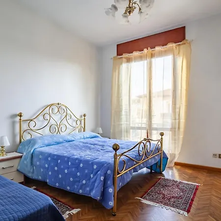 Guesthost - Roomy House With Private Courtyard! В'яреджо