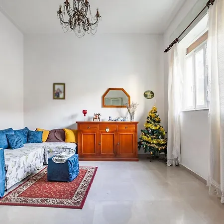 Guesthost - Roomy House With Private Courtyard! Апартаменти В'яреджо