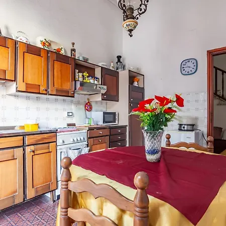 Guesthost - Roomy House With Private Courtyard! *