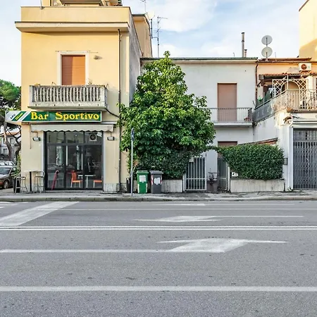 Guesthost - Roomy House With Private Courtyard! شقة فياريجيو