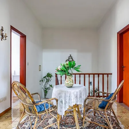 Апартаменти Roomy House With Private Courtyard! В'яреджо
