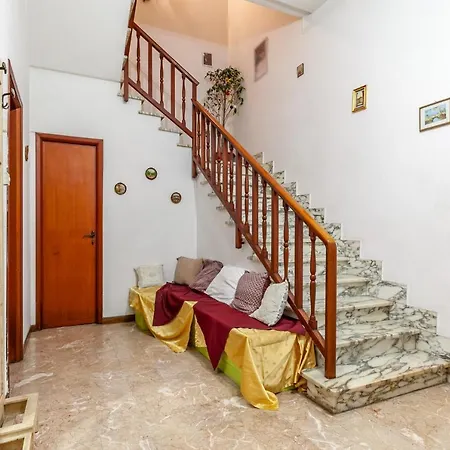 Roomy House With Private Courtyard! Апартаменти В'яреджо