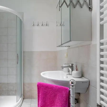 Апартаменти Guesthost - Roomy House With Private Courtyard!