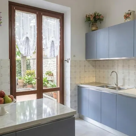 Guesthost - Roomy House With Private Courtyard!