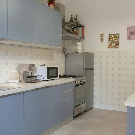 Guesthost - Roomy House With Private Courtyard! Апартаменти *