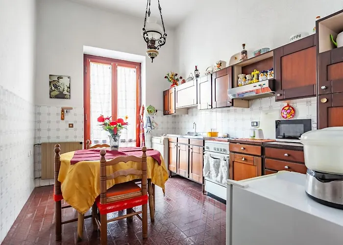 Guesthost - Roomy House With Private Courtyard! アパート *