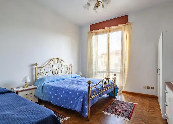 Guesthost - Roomy House With Private Courtyard! В'яреджо