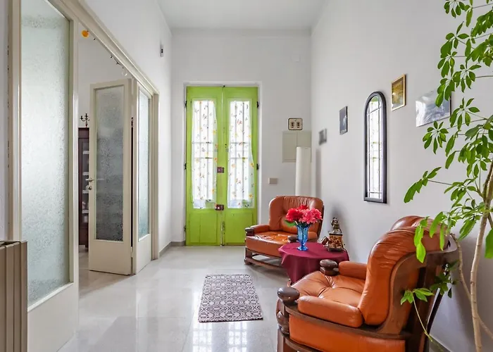 Апартаменти Guesthost - Roomy House With Private Courtyard! В'яреджо