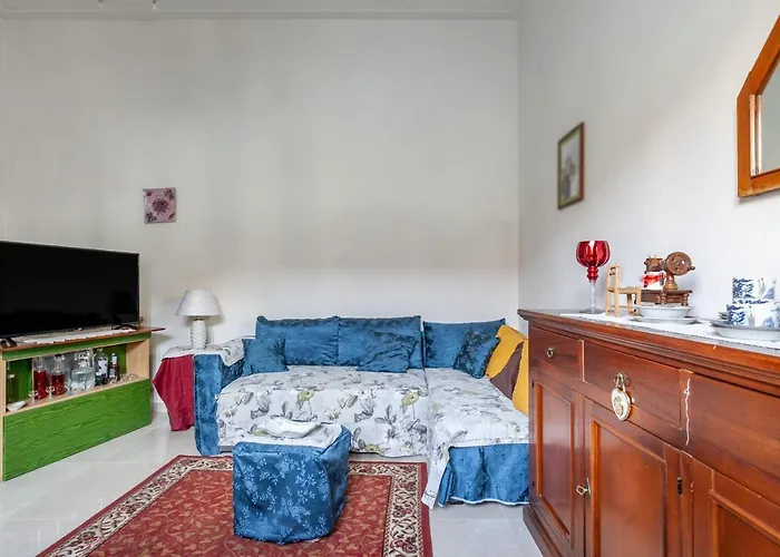 Guesthost - Roomy House With Private Courtyard! *