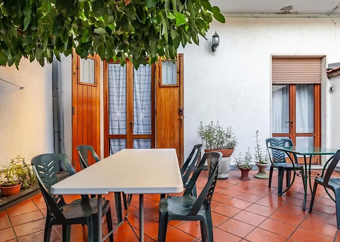 Апартаменти Guesthost - Roomy House With Private Courtyard!