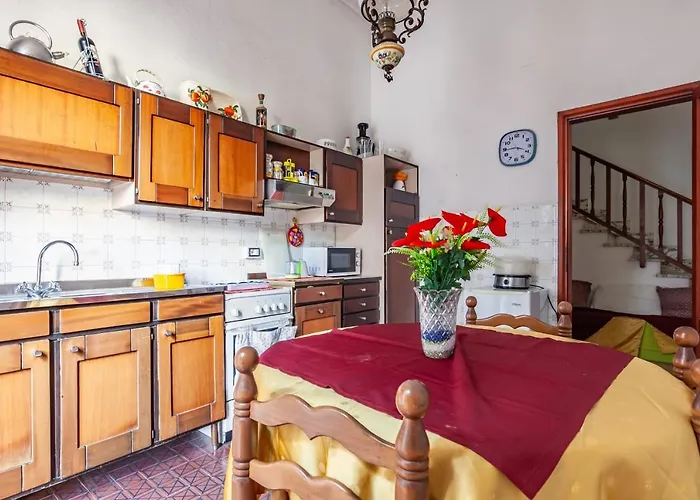 Guesthost - Roomy House With Private Courtyard! *