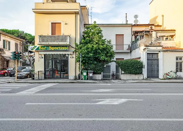 Guesthost - Roomy House With Private Courtyard! アパート ヴィアレッジョ