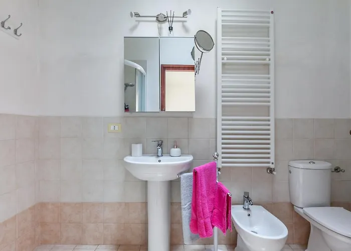 Guesthost - Roomy House With Private Courtyard!