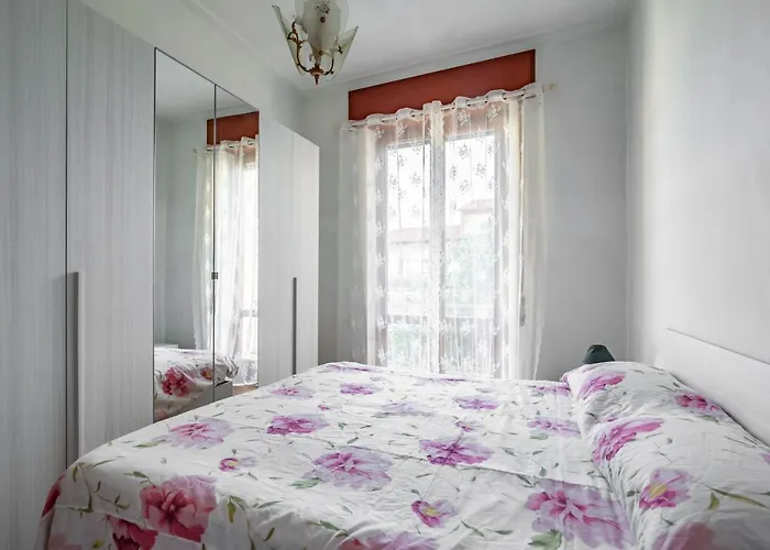 Guesthost - Roomy House With Private Courtyard! Апартаменти