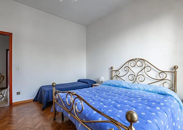 Guesthost - Roomy House With Private Courtyard!