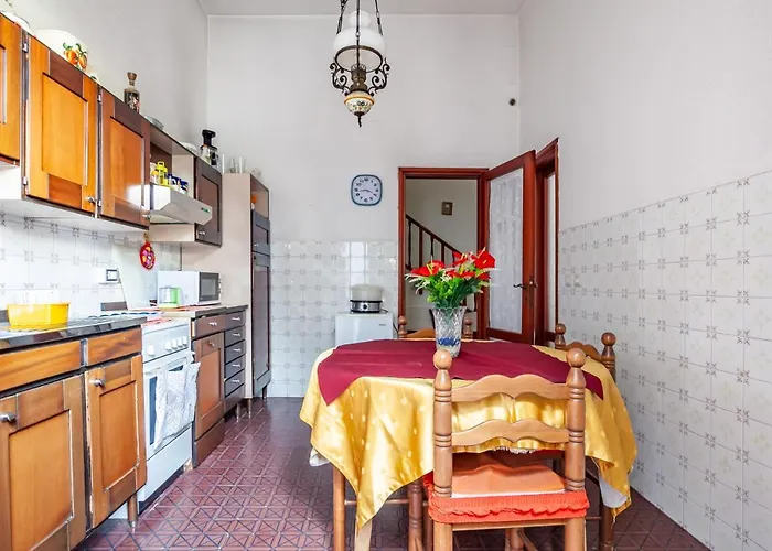 Guesthost - Roomy House With Private Courtyard! *