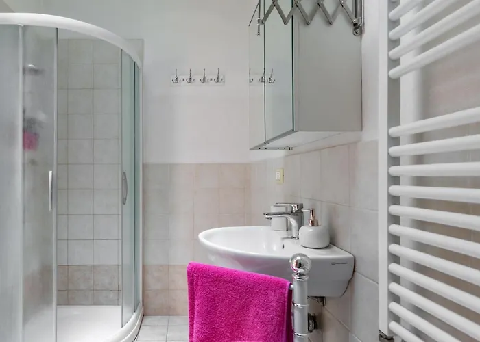 Apartment Guesthost - Roomy House With Private Courtyard!