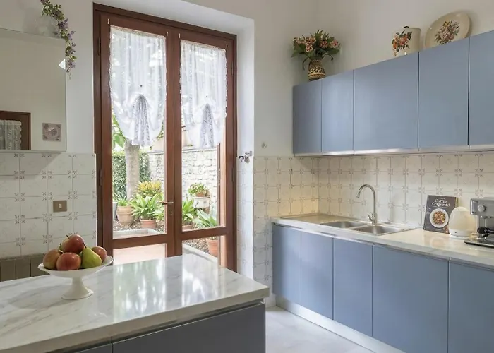 Guesthost - Roomy House With Private Courtyard!