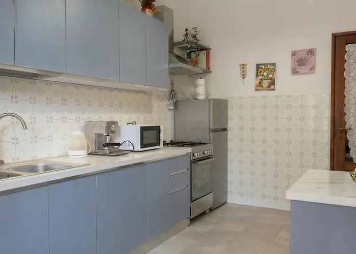 Guesthost - Roomy House With Private Courtyard! Апартаменти *